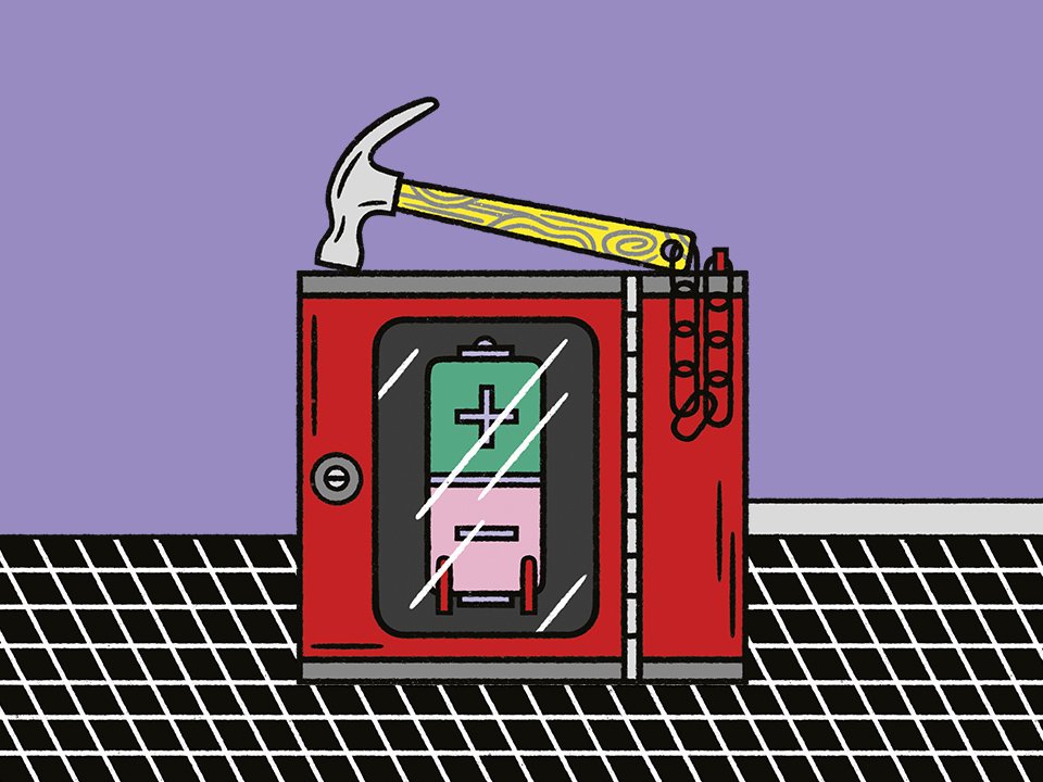 Eine rote Box, in derem inneren eine Batterie hängt steht aus einem gekachlten Boden. Auf der Box liegt ein an der Box festgehängter Hammer.